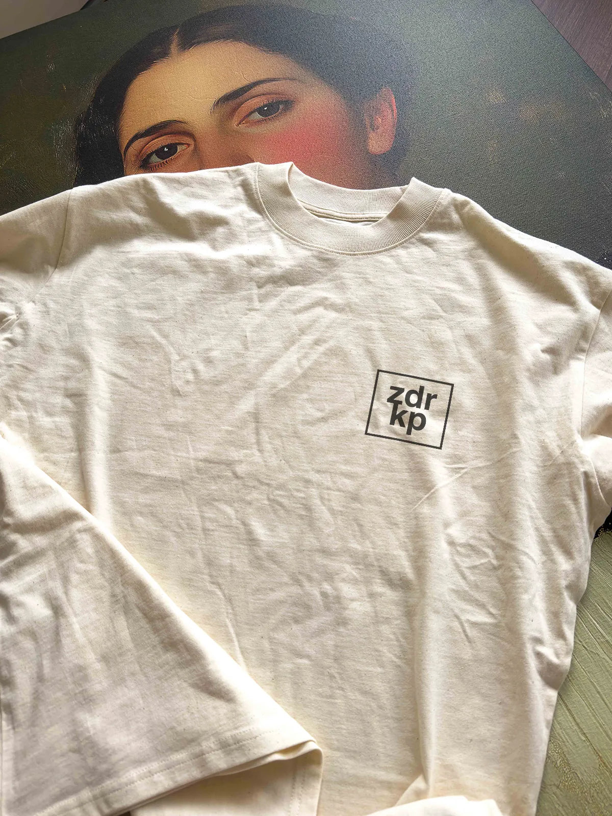 „Zdr kp“ – RAW oversize тениска, лице