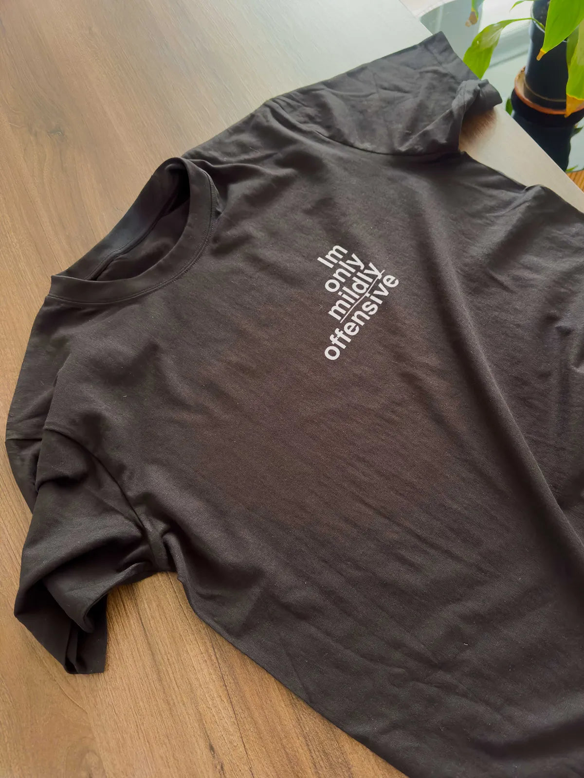 „I'm only mildly offensive“ – черна regular fit тениска, лице