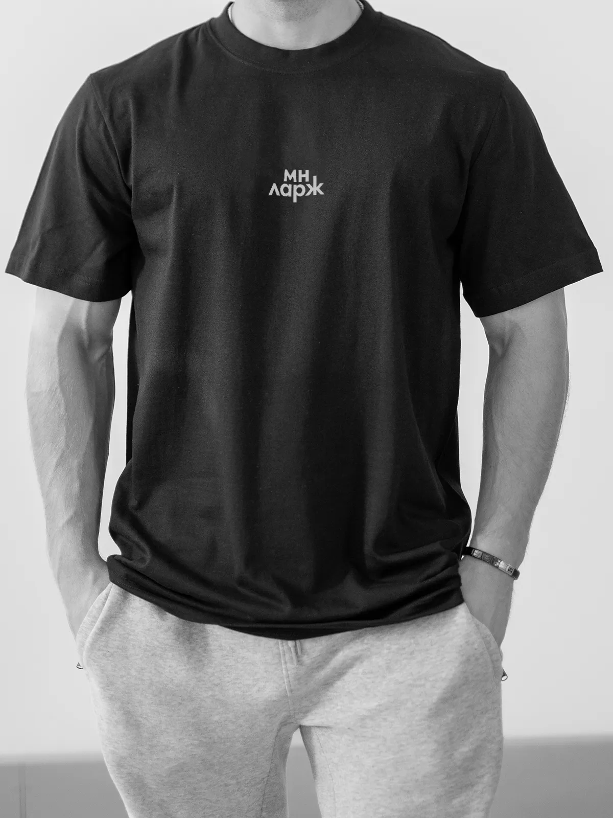 „Мн ларж“ – черна oversize тениска, лице