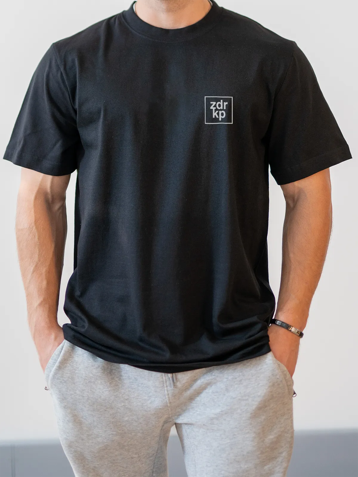 „Zdr kp“ – черна oversize тениска, лице