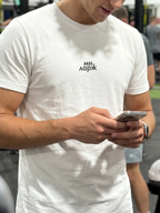 „Мн ларж“ – бяла regular fit тениска, лице