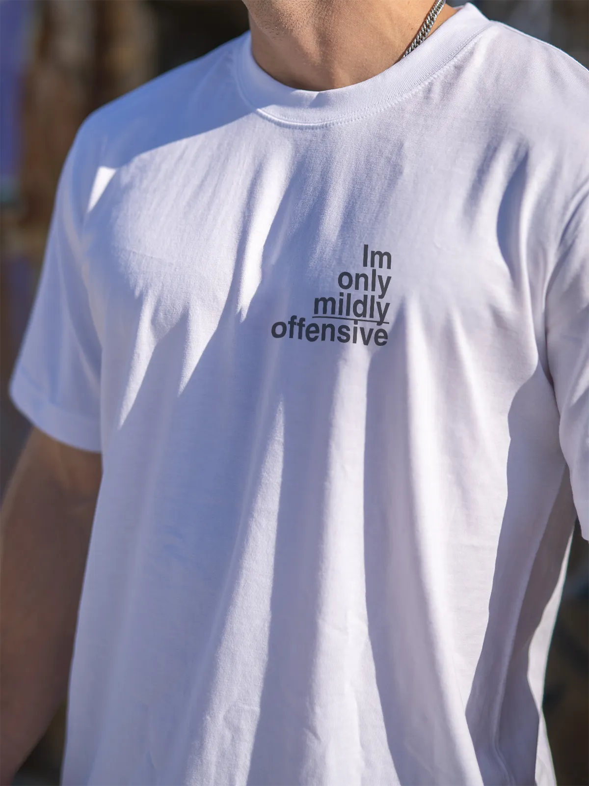 „I'm only mildly offensive“ – бяла regular fit тениска, лице