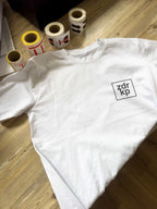 „Zdr kp“ – бяла regular fit тениска, лице