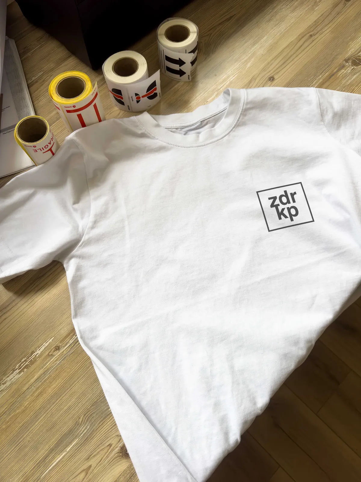 „Zdr kp“ – бяла regular fit тениска, лице