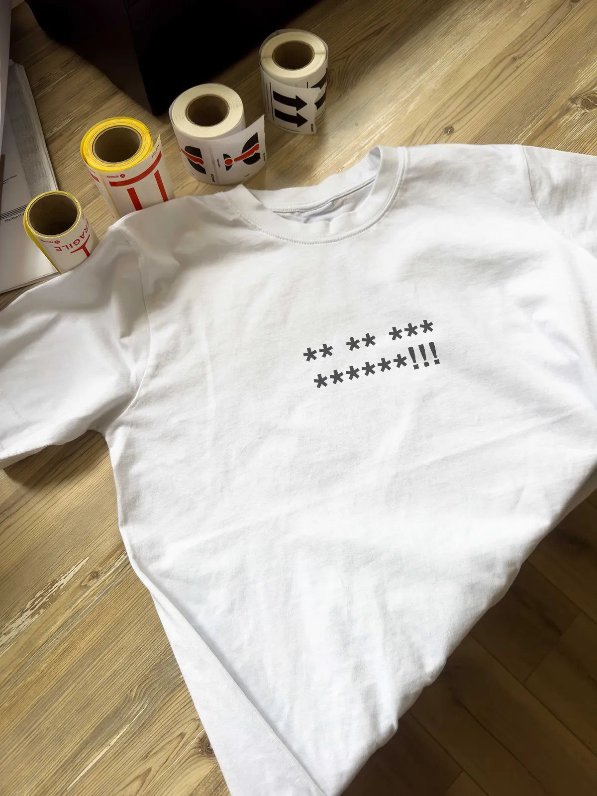 „Специални поздрави“ – бяла regular fit тениска, лице