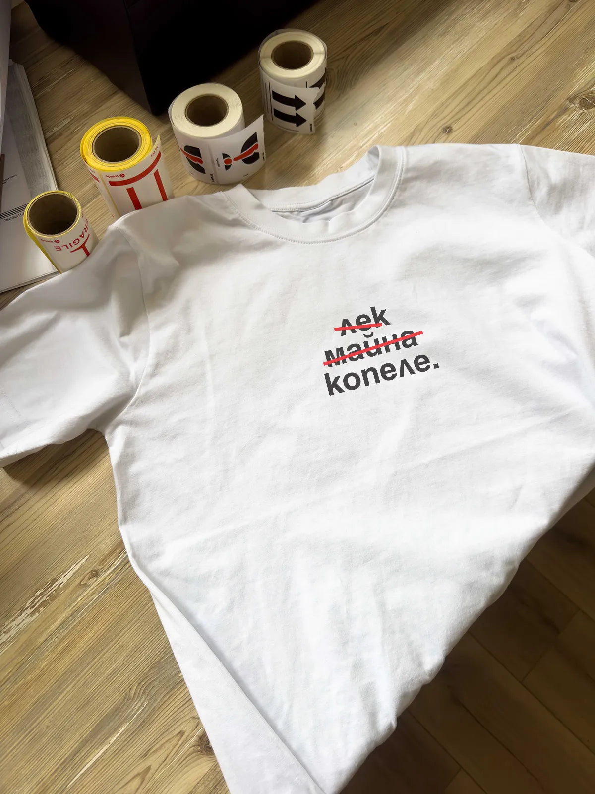 „Sofia > all“ – бяла regular fit тениска, лице