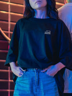 Модел с черна oversize тениска „б***и тъпата тениска“