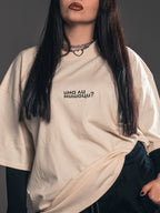 Модел с RAW oversize тениска „Има ли мишоци?“