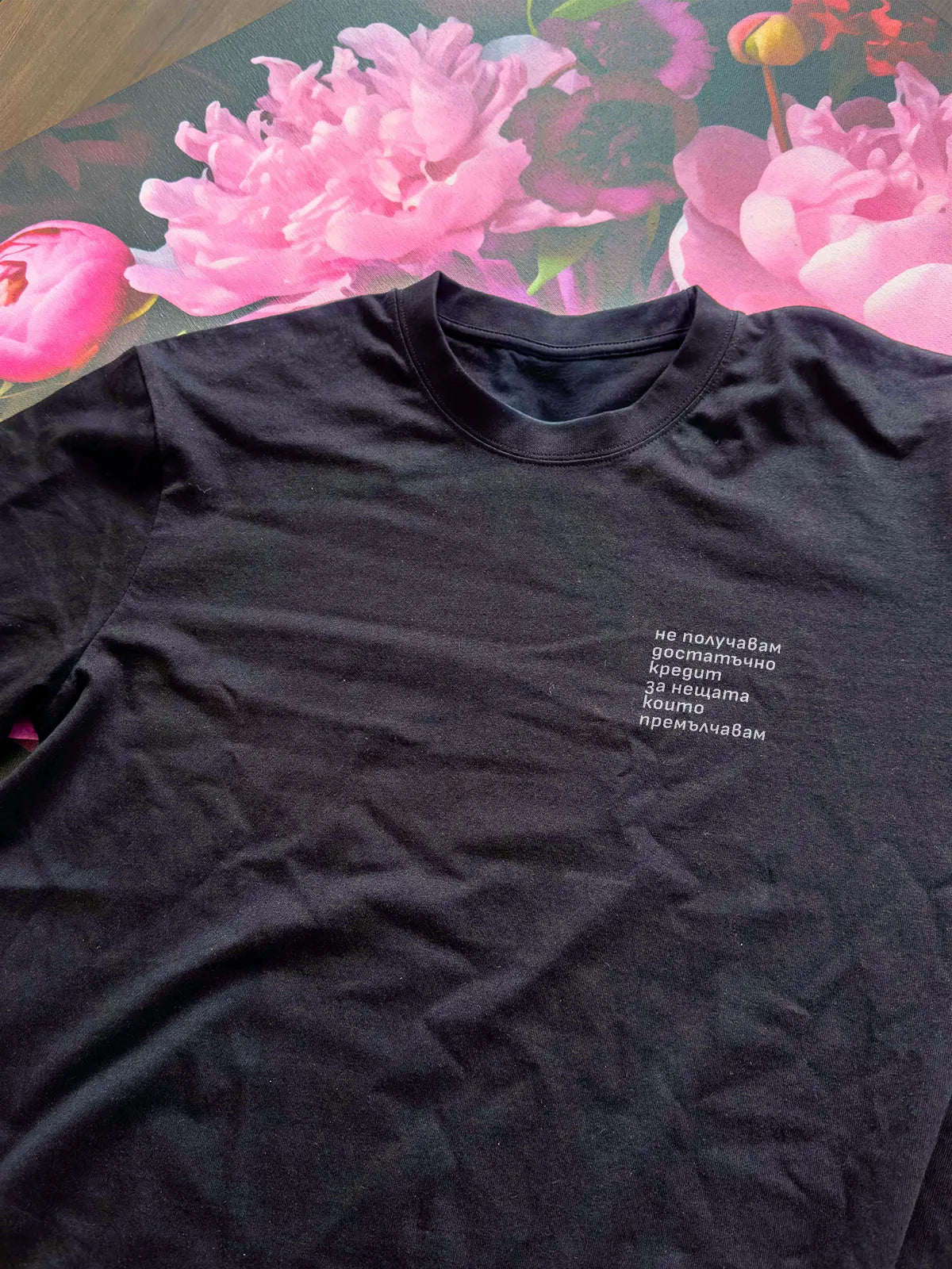 „Кредит“ – черна oversize тениска, продуктова снимка
