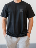 Модел с черна oversize тениска „Кредит“