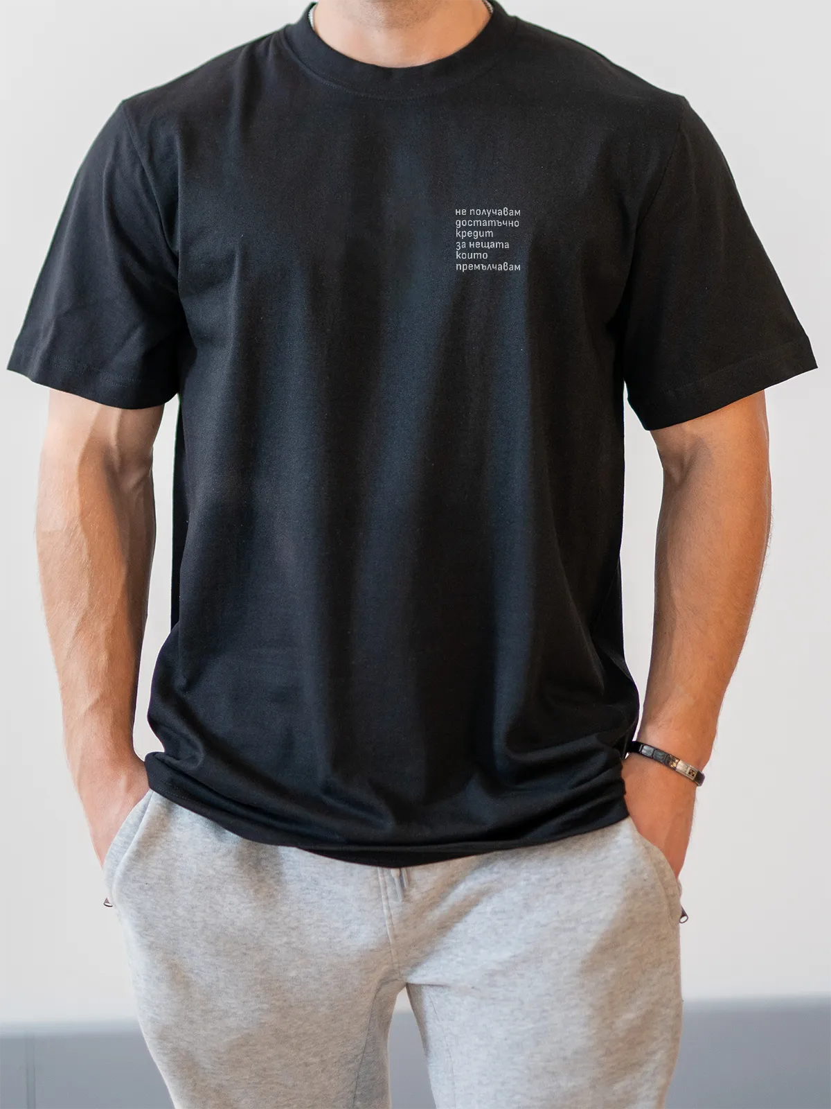 Модел с черна oversize тениска „Кредит“