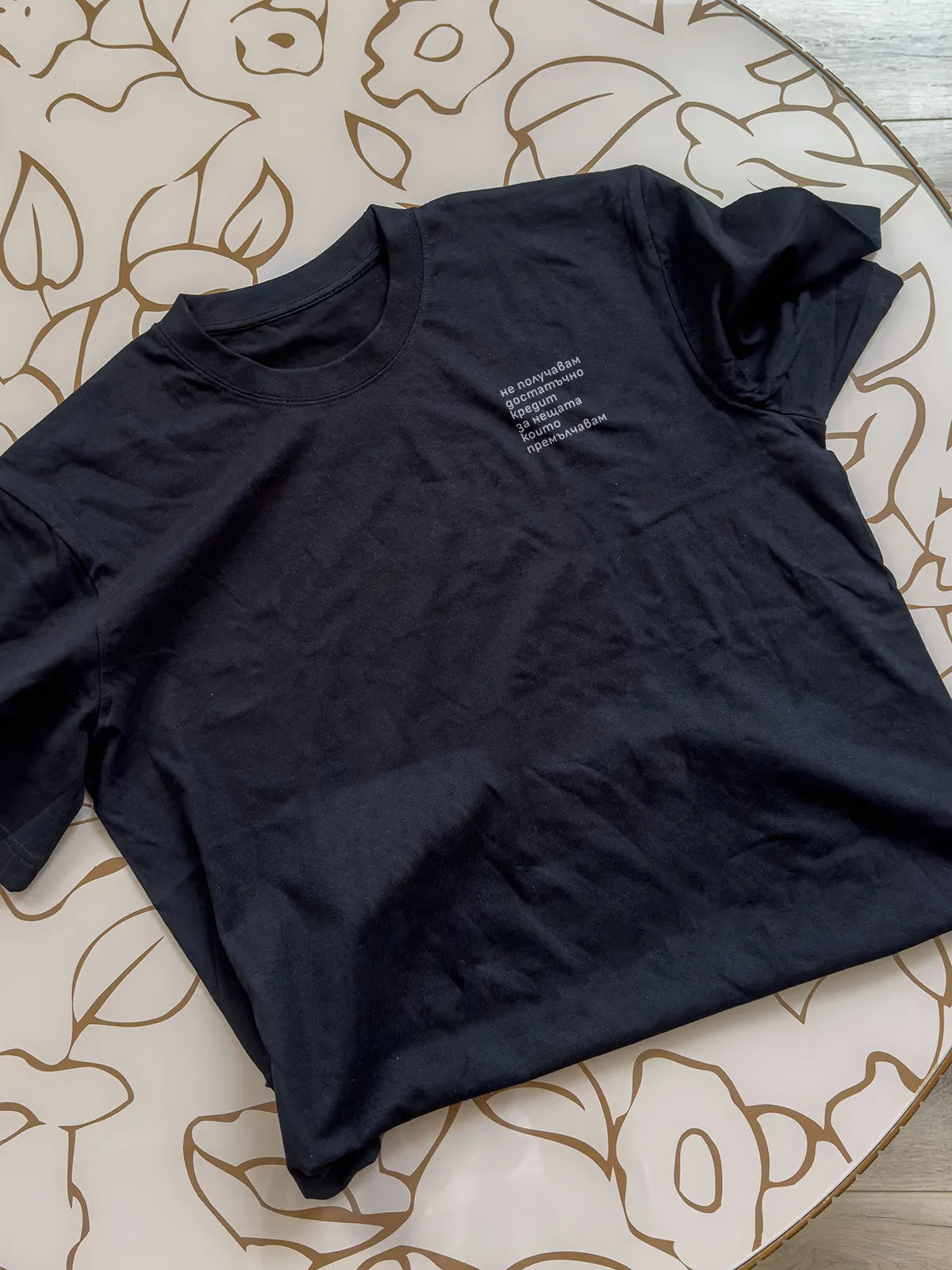 „Кредит“ – черна regular fit тениска, продуктова снимка