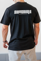 Модел с oversize тениска „Лютеница“