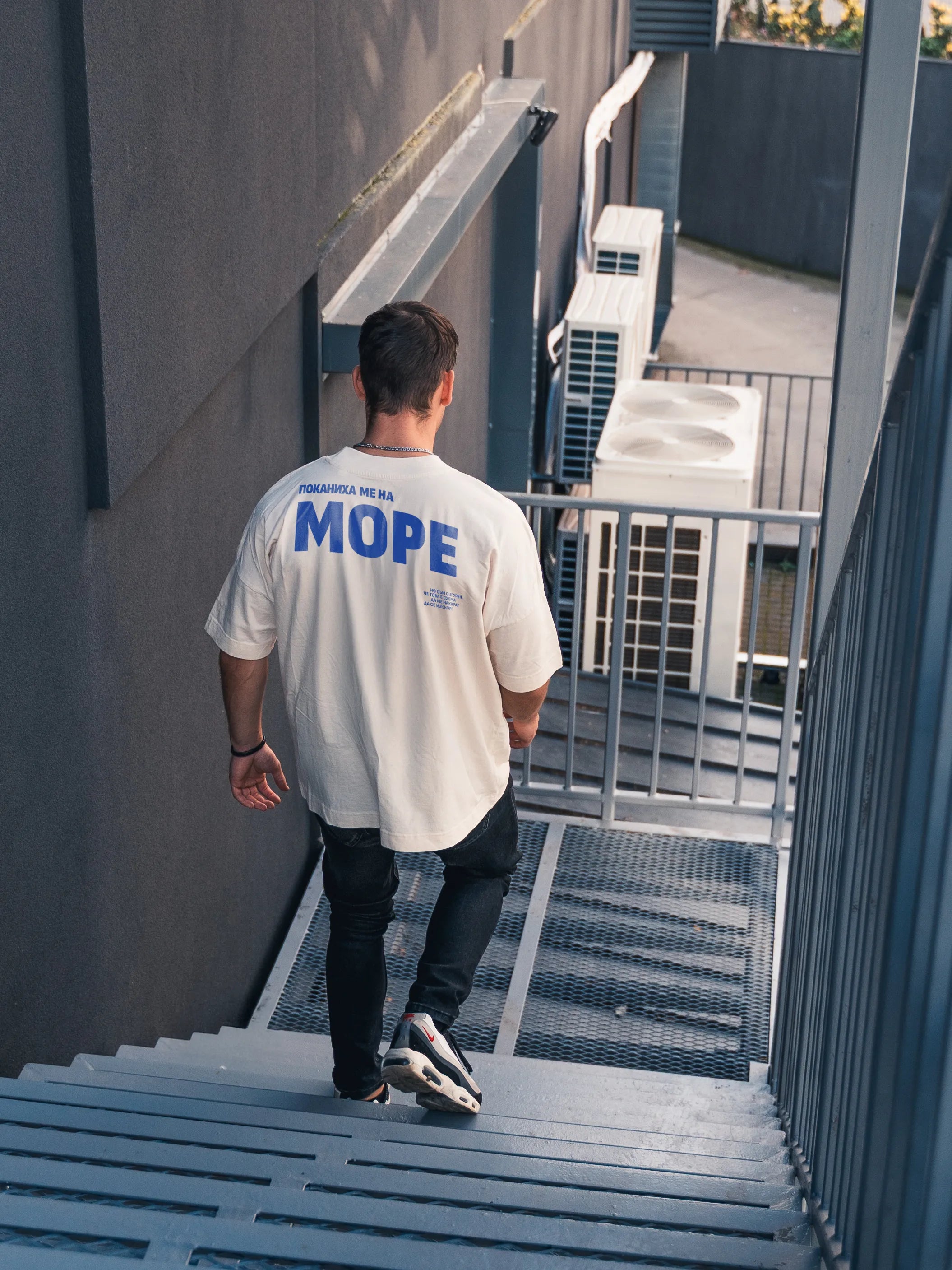 Модел с oversize тениска „Море“