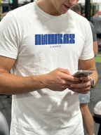 Модел с regular fit тениска „Пишках в морето“