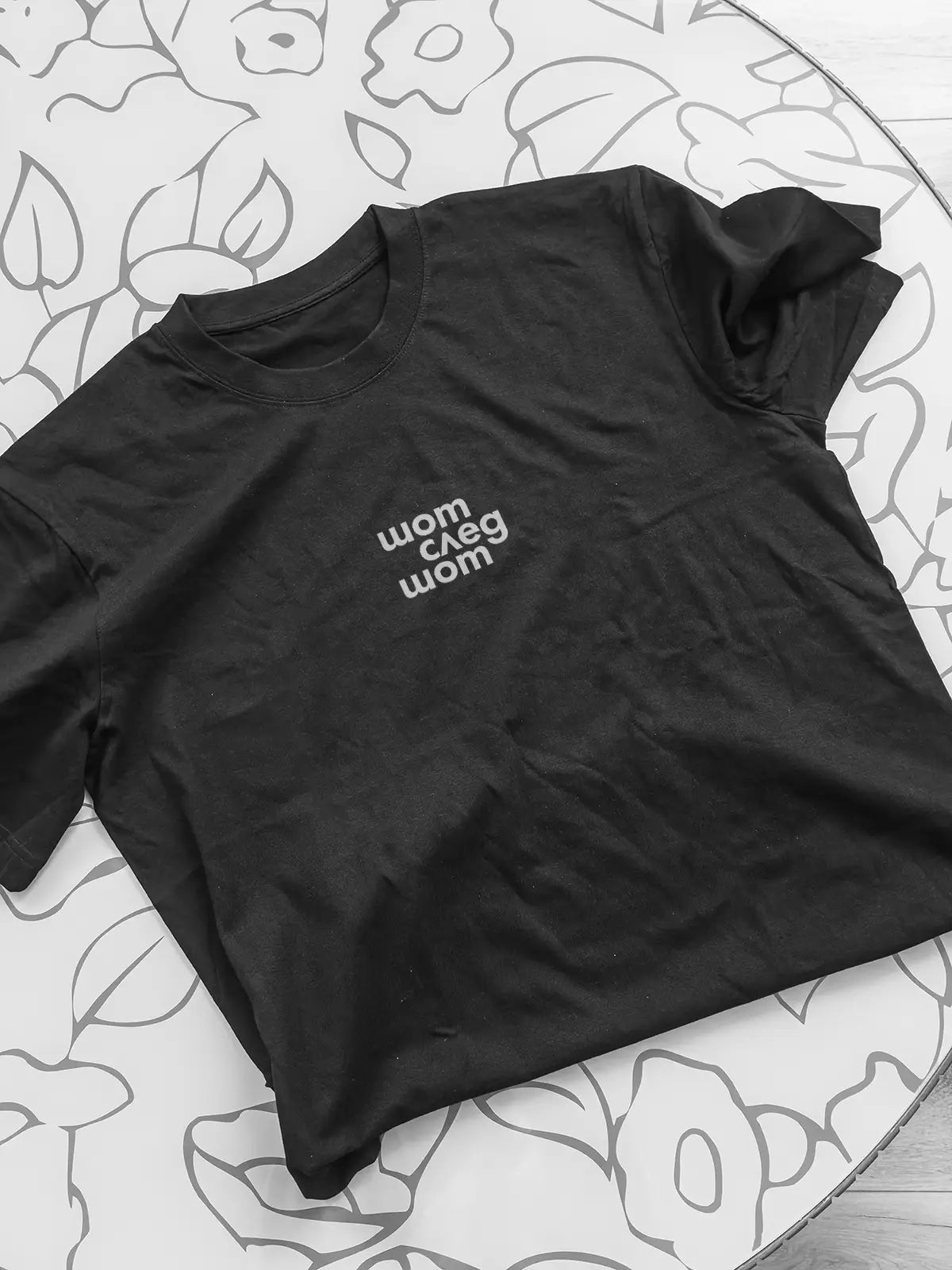 „Шот след шот“ – черна regular fit тениска, лице