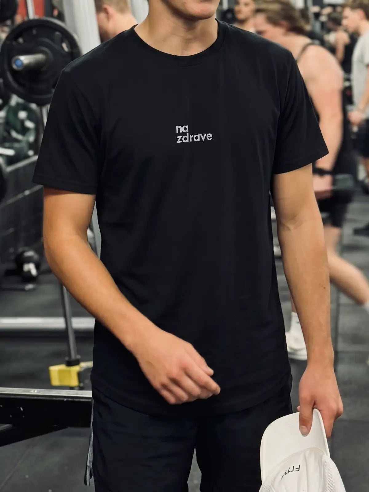 Модел с черна regular fit тениска „Nazdrave“