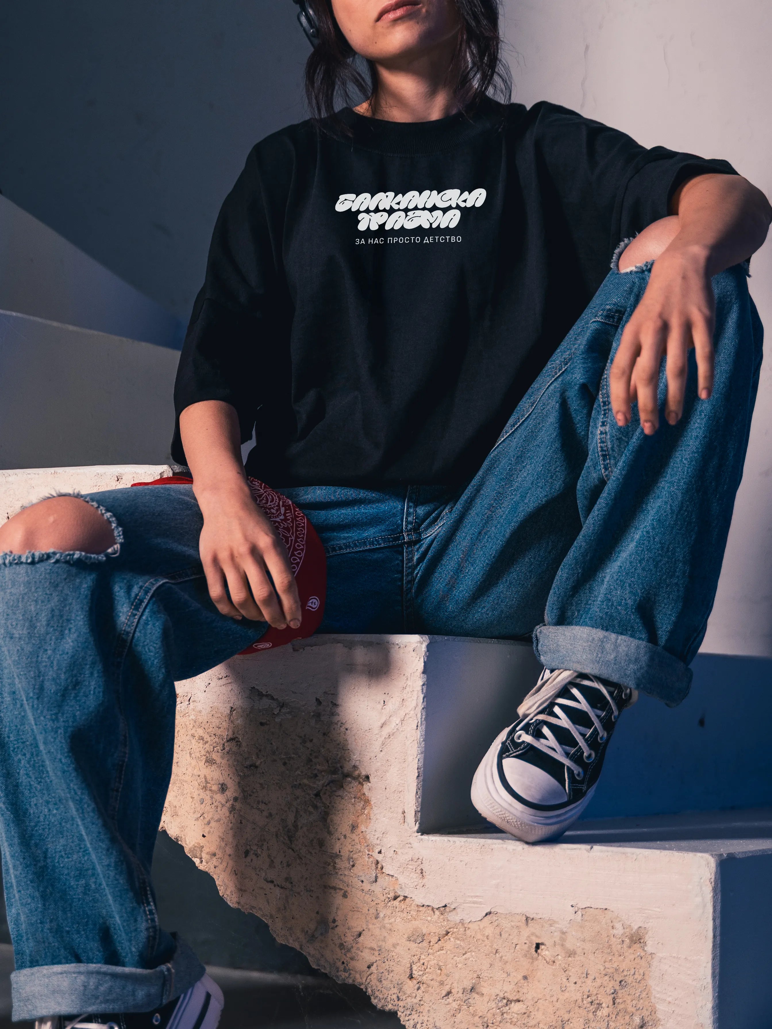 Модел с oversize тениска „Балканска Травма“